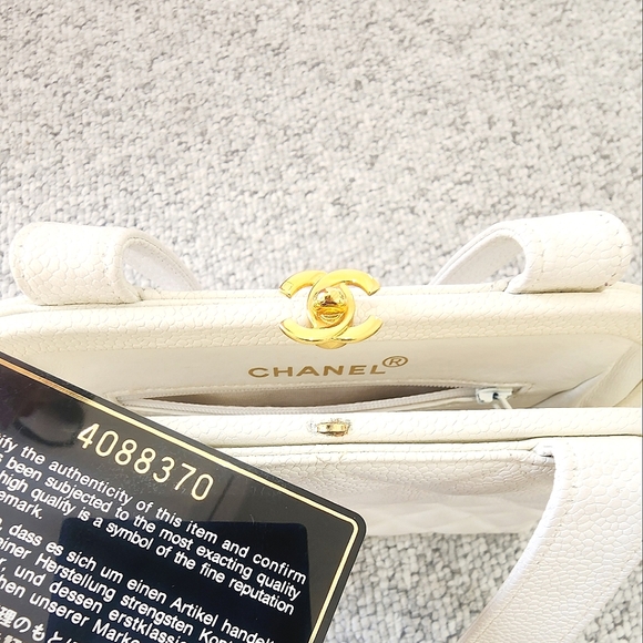 Vintage Chanel White Caviar Bag with Gold Hardware - Picture 4 of 8